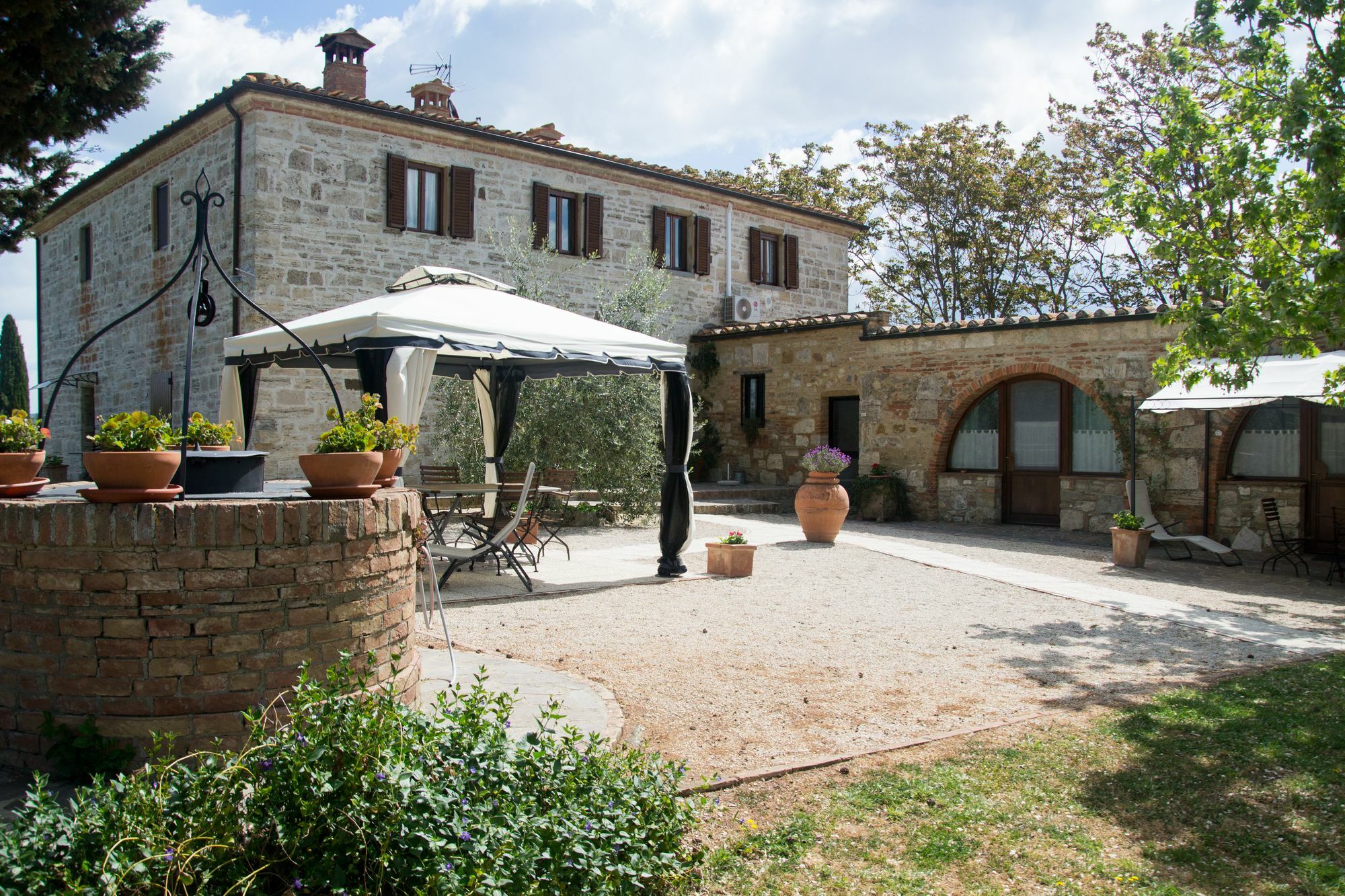 La Canonica San Giovanni dʼAsso Exteriör bild